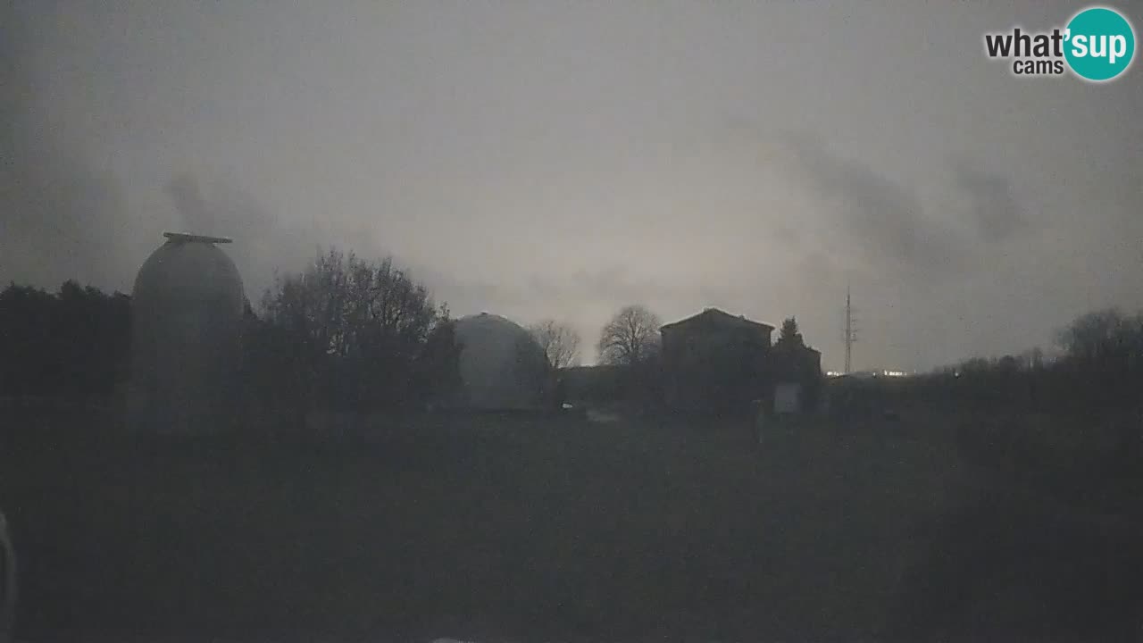 Webcam live dell’Osservatorio di  – Esplora il cielo, gli asteroidi, i comete e i meteoroidi.