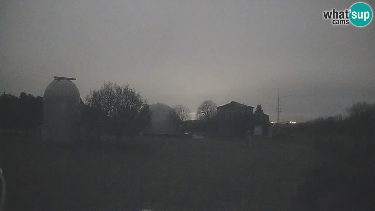 Webcam live dell’Osservatorio di  – Esplora il cielo, gli asteroidi, i comete e i meteoroidi.