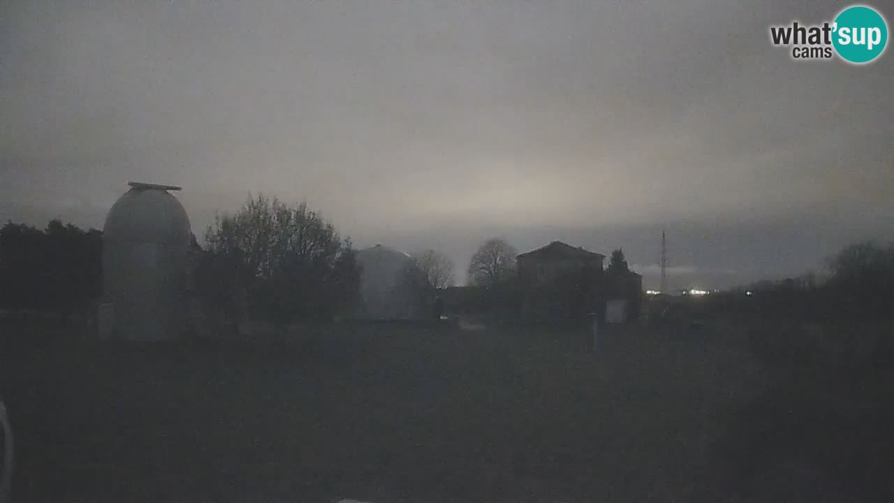 Webcam live dell’Osservatorio di  – Esplora il cielo, gli asteroidi, i comete e i meteoroidi.