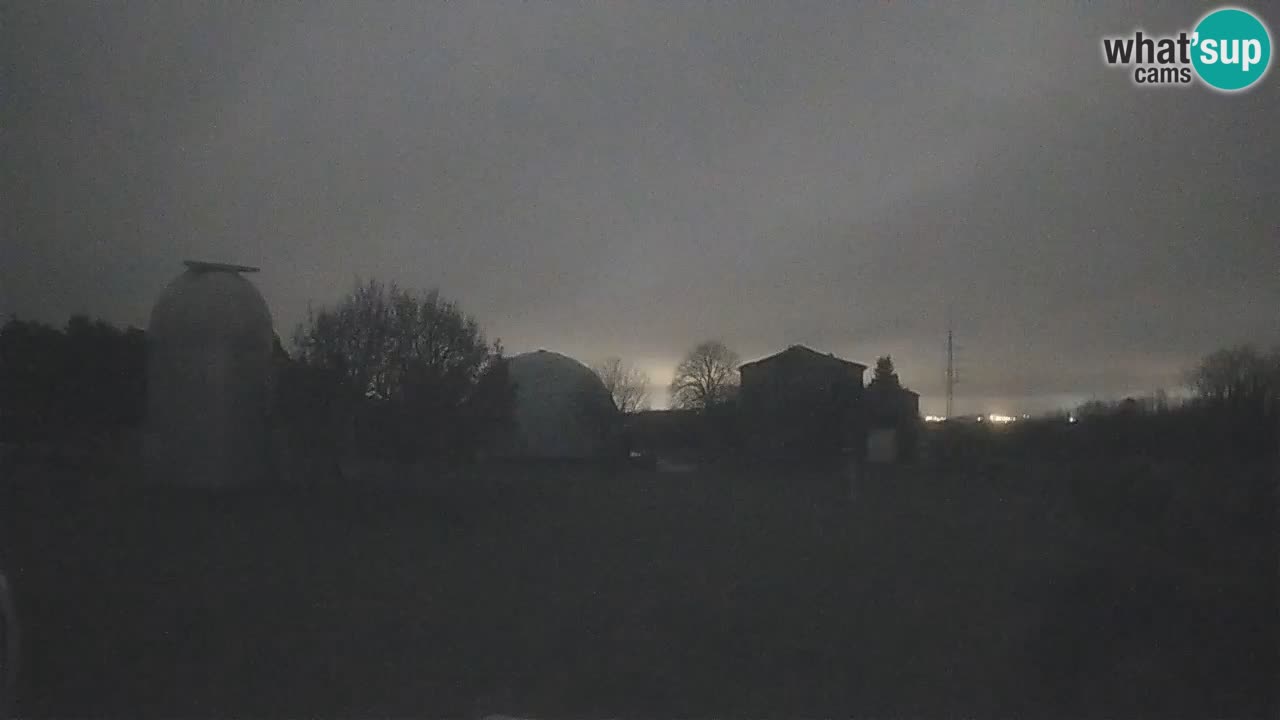 Webcam live dell’Osservatorio di  – Esplora il cielo, gli asteroidi, i comete e i meteoroidi.