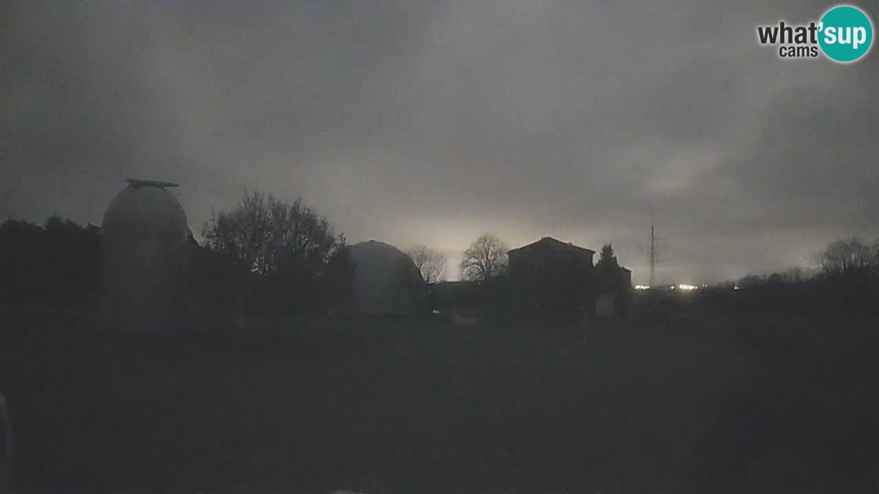 Webcam live dell’Osservatorio di  – Esplora il cielo, gli asteroidi, i comete e i meteoroidi.