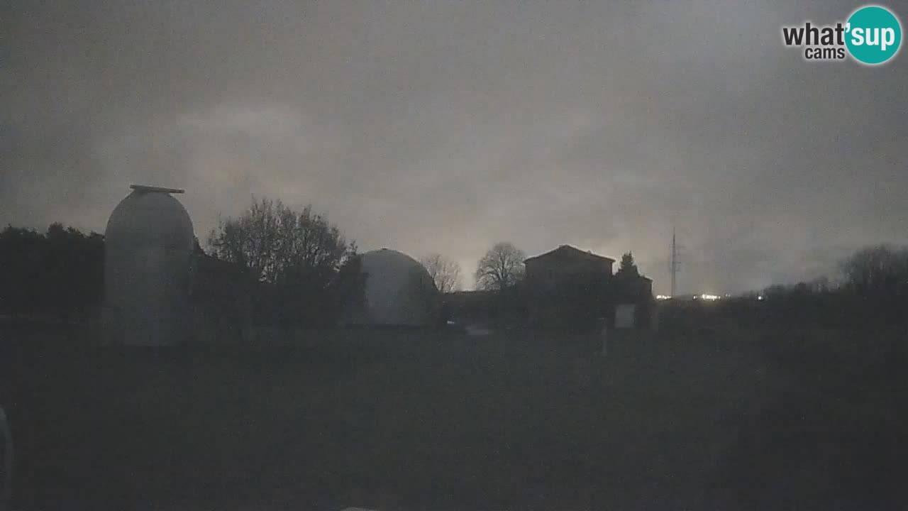 Webcam live dell’Osservatorio di  – Esplora il cielo, gli asteroidi, i comete e i meteoroidi.