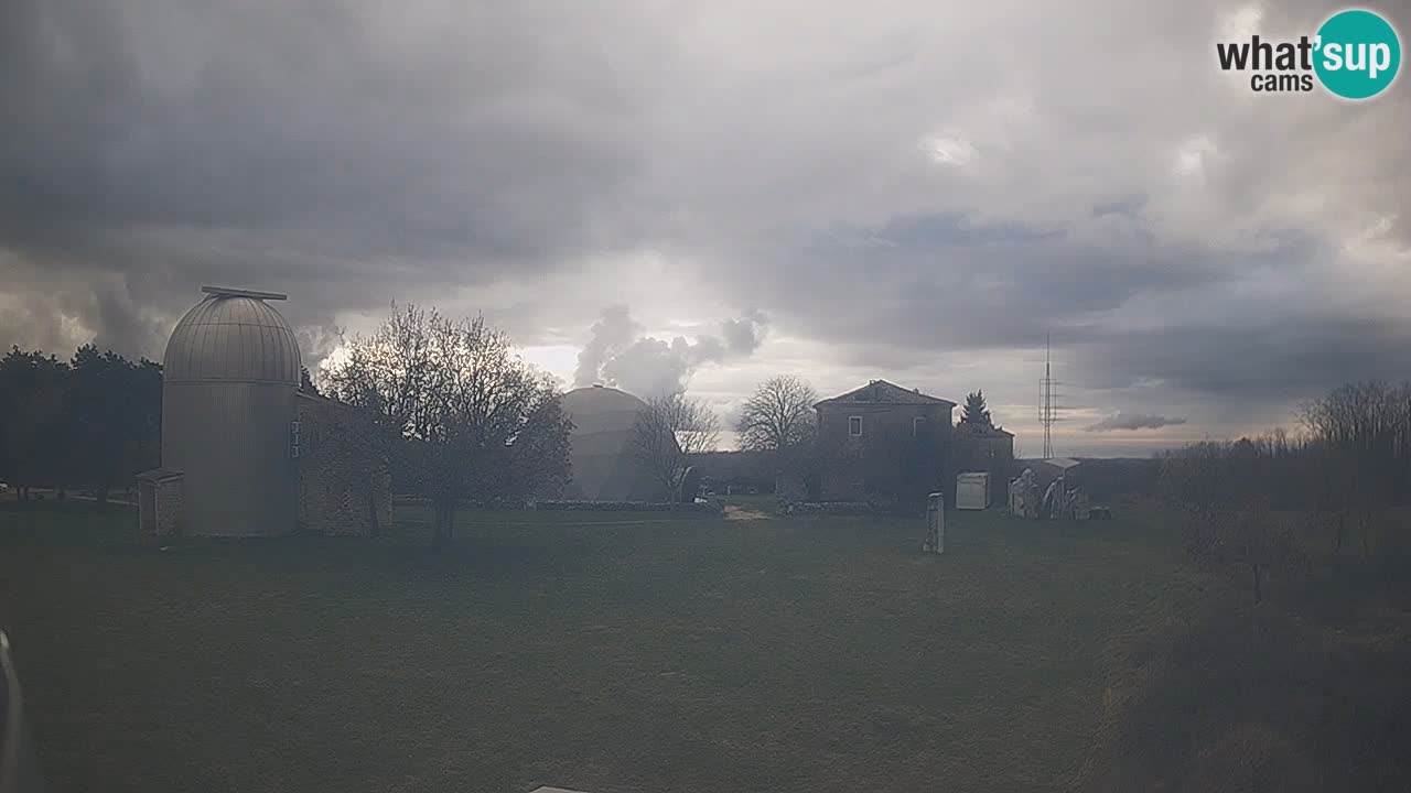 Webcam live dell’Osservatorio di  – Esplora il cielo, gli asteroidi, i comete e i meteoroidi.