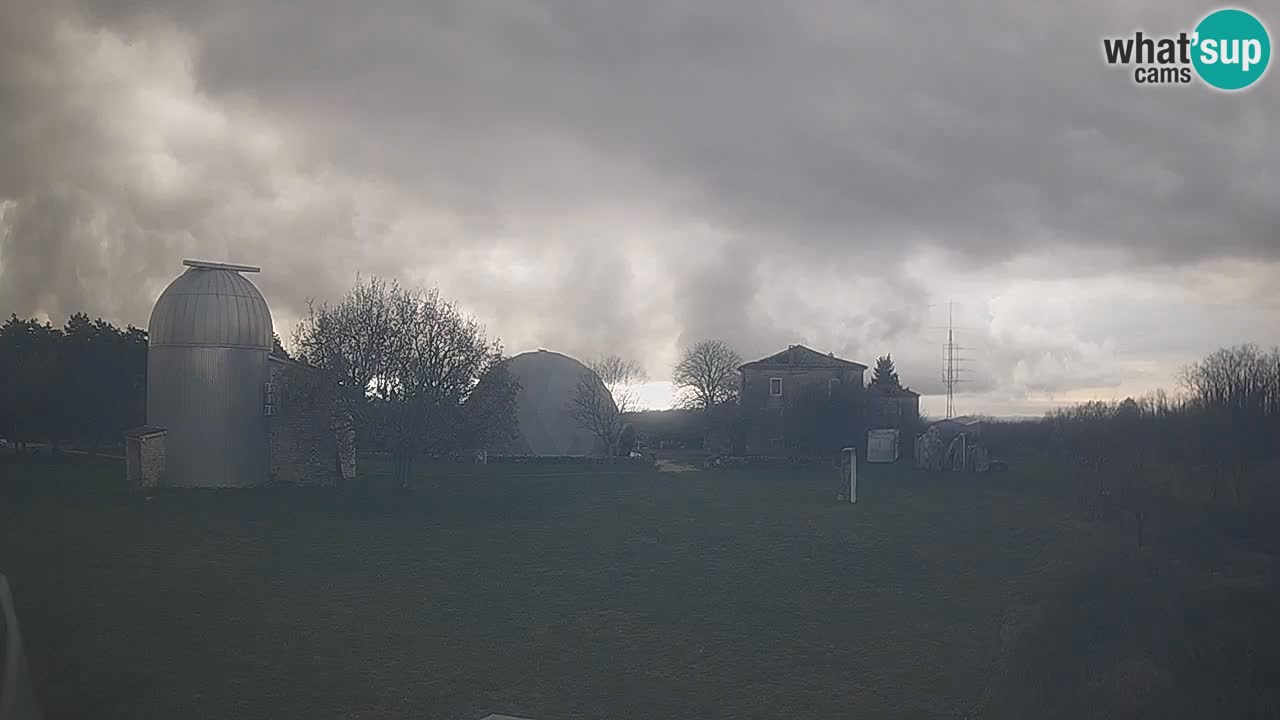 Webcam live dell’Osservatorio di  – Esplora il cielo, gli asteroidi, i comete e i meteoroidi.