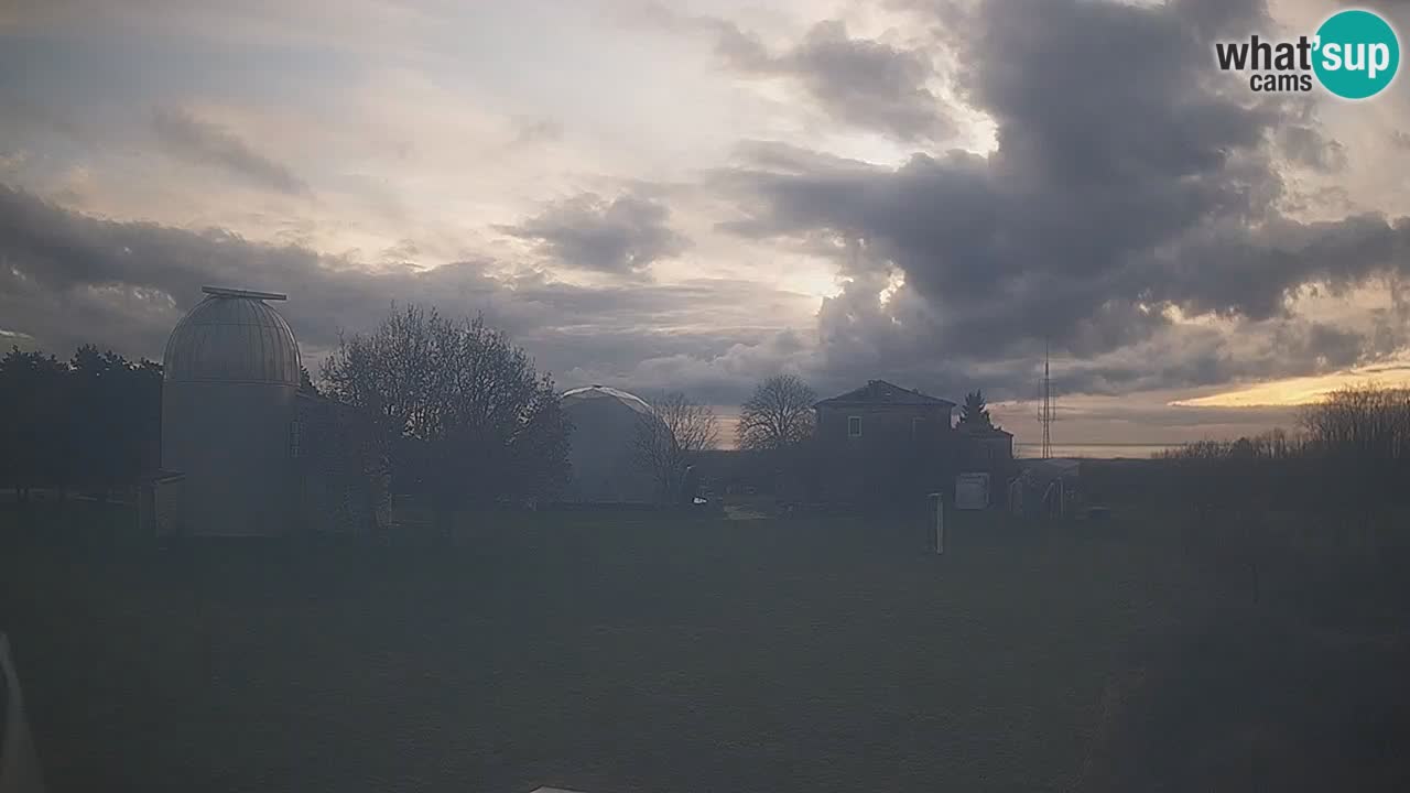 Webcam live dell’Osservatorio di  – Esplora il cielo, gli asteroidi, i comete e i meteoroidi.