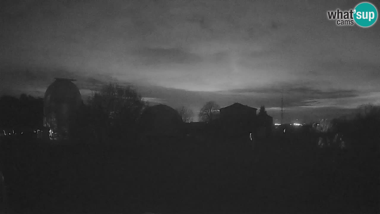 Webcam live dell’Osservatorio di  – Esplora il cielo, gli asteroidi, i comete e i meteoroidi.