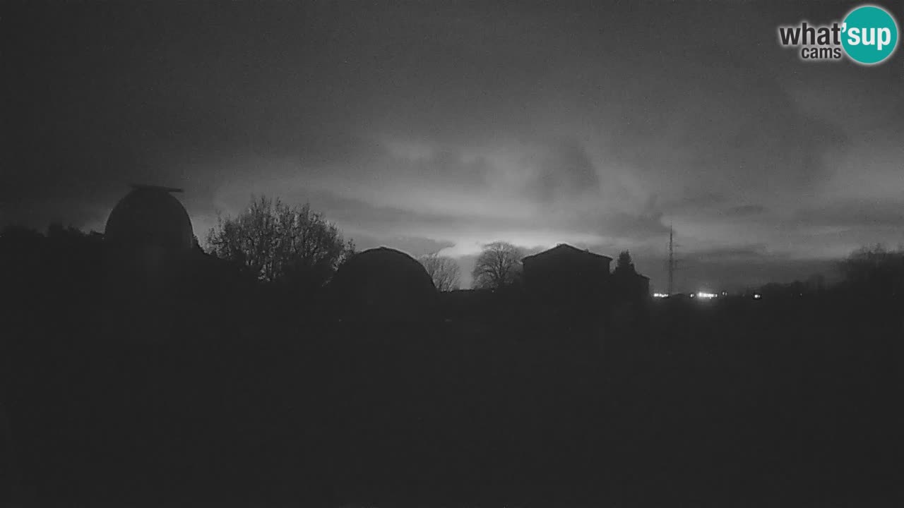 Webcam live dell’Osservatorio di  – Esplora il cielo, gli asteroidi, i comete e i meteoroidi.