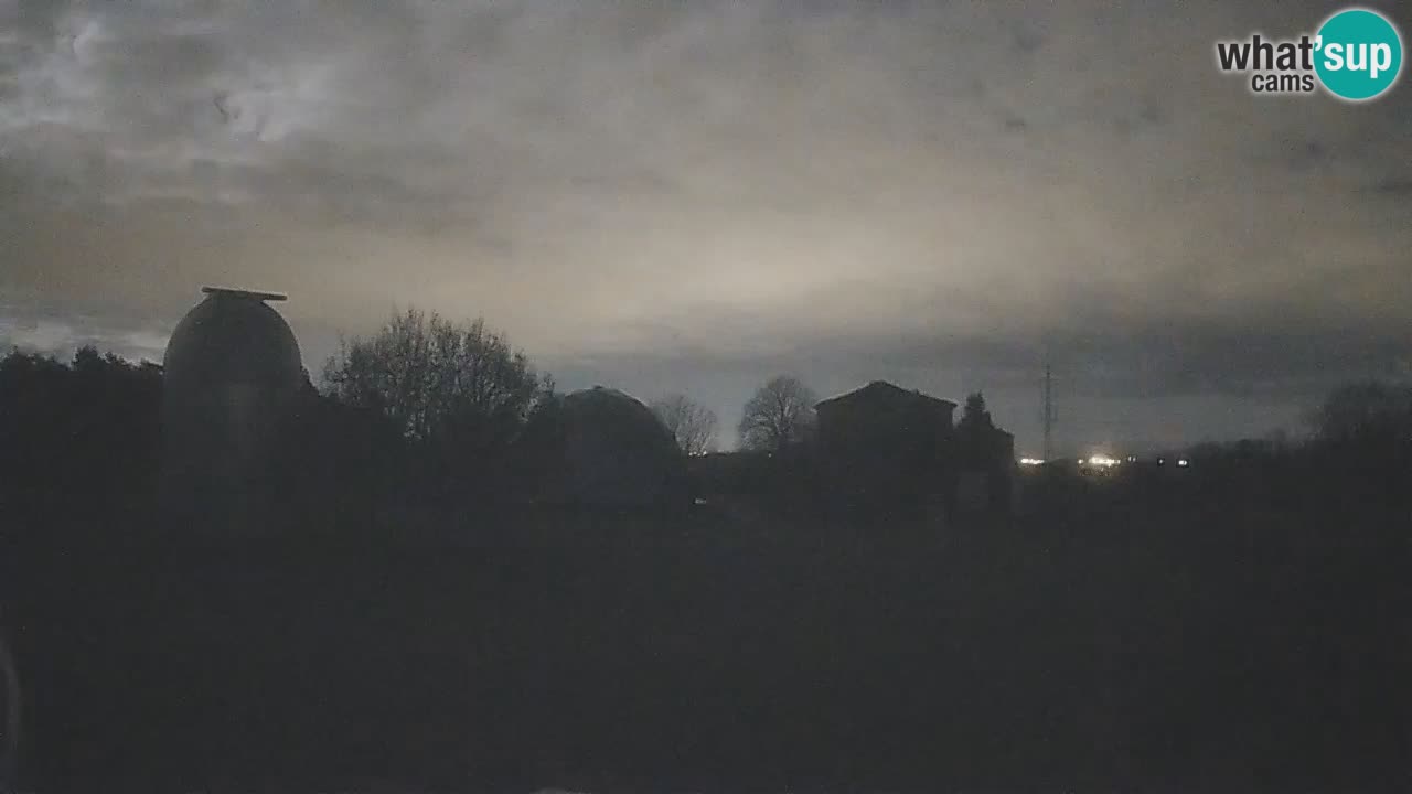 Webcam live dell’Osservatorio di  – Esplora il cielo, gli asteroidi, i comete e i meteoroidi.