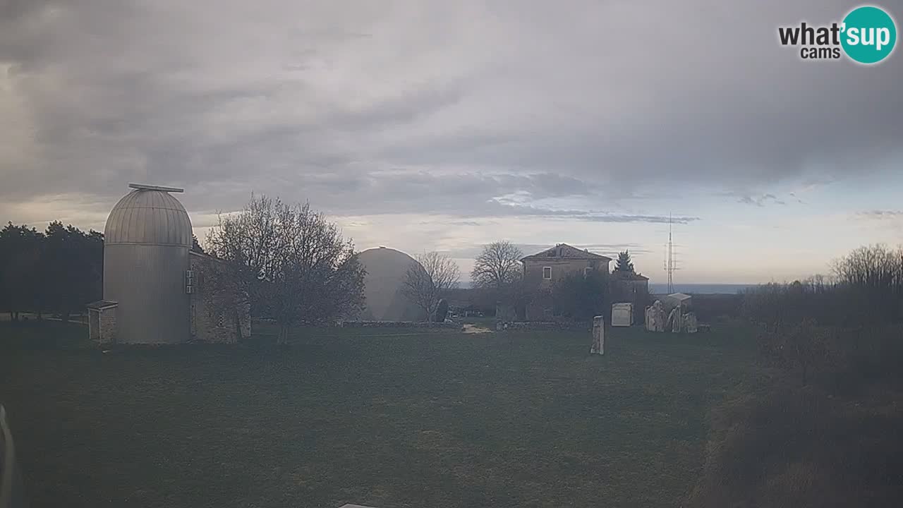 Webcam live dell’Osservatorio di  – Esplora il cielo, gli asteroidi, i comete e i meteoroidi.