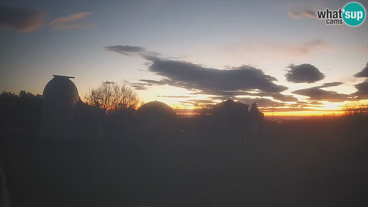 Webcam live dell’Osservatorio di  – Esplora il cielo, gli asteroidi, i comete e i meteoroidi.