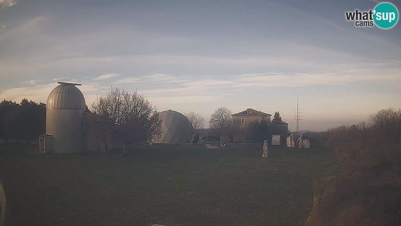 Webcam live dell’Osservatorio di  – Esplora il cielo, gli asteroidi, i comete e i meteoroidi.