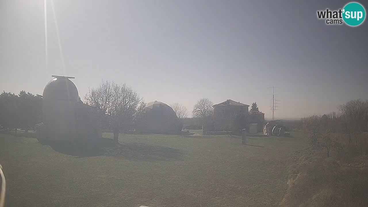 Webcam live dell’Osservatorio di  – Esplora il cielo, gli asteroidi, i comete e i meteoroidi.