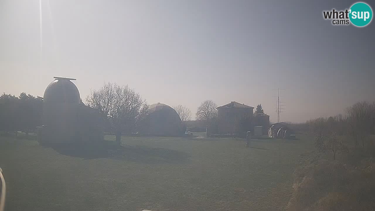 Webcam live dell’Osservatorio di  – Esplora il cielo, gli asteroidi, i comete e i meteoroidi.