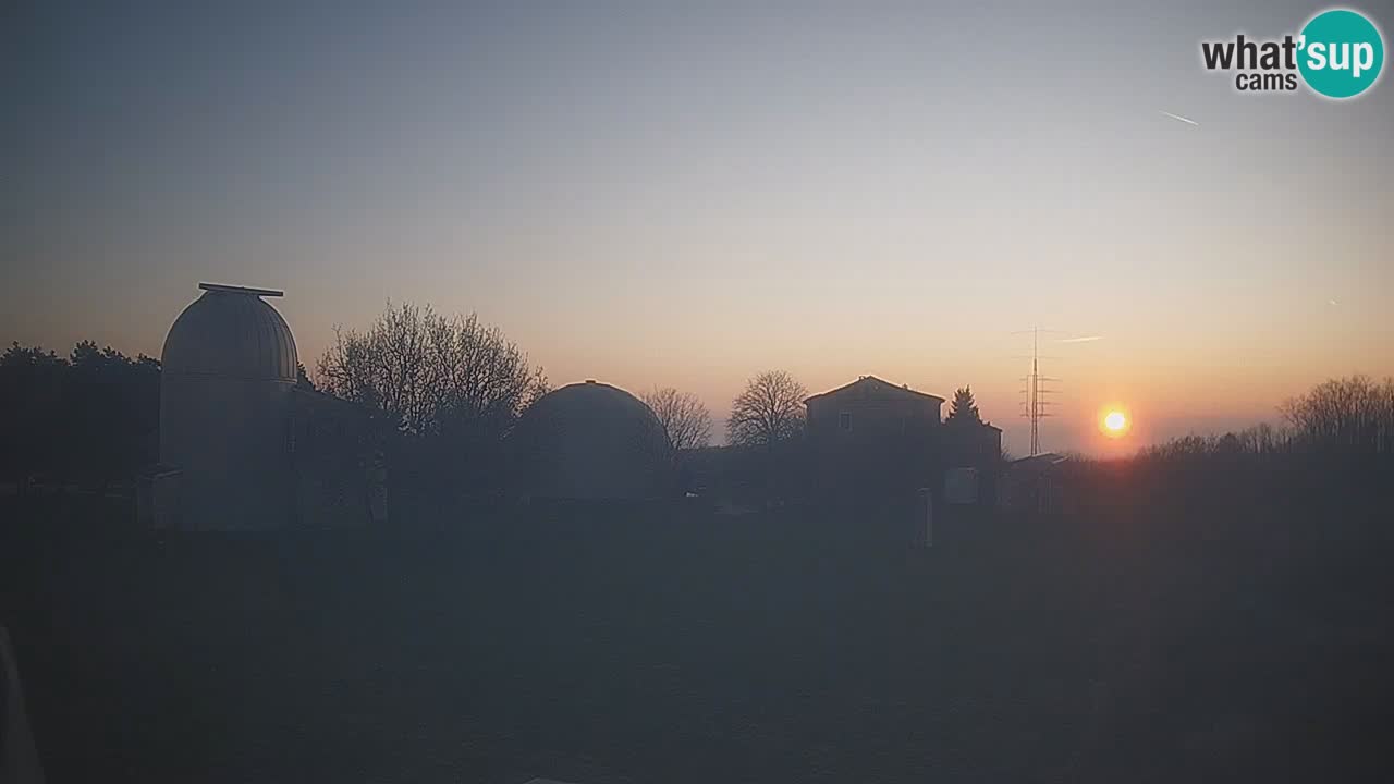 Webcam live dell’Osservatorio di  – Esplora il cielo, gli asteroidi, i comete e i meteoroidi.