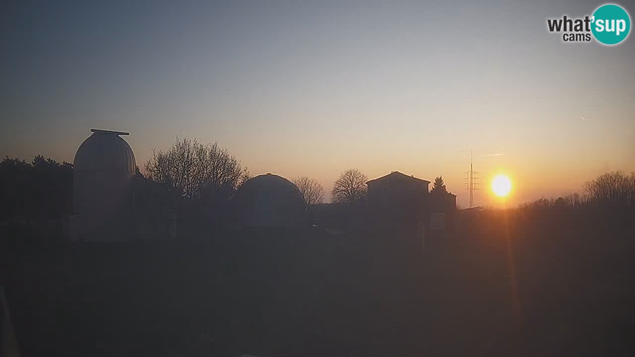 Webcam live dell’Osservatorio di  – Esplora il cielo, gli asteroidi, i comete e i meteoroidi.