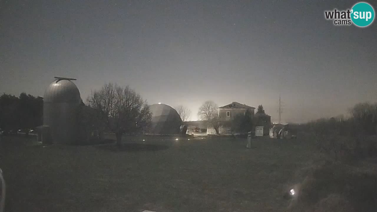 Webcam live dell’Osservatorio di  – Esplora il cielo, gli asteroidi, i comete e i meteoroidi.