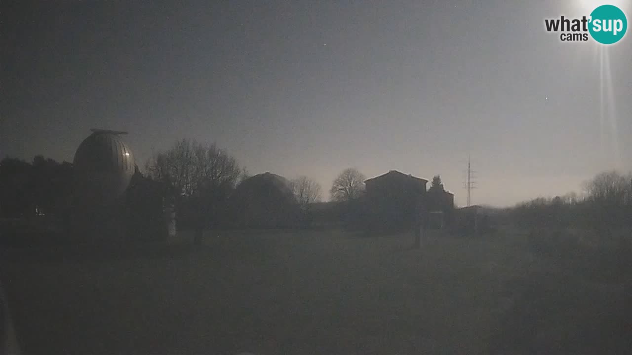 Webcam live dell’Osservatorio di  – Esplora il cielo, gli asteroidi, i comete e i meteoroidi.