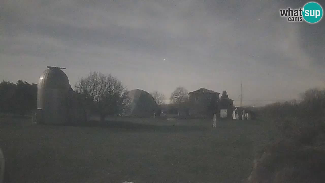 Webcam live dell’Osservatorio di  – Esplora il cielo, gli asteroidi, i comete e i meteoroidi.