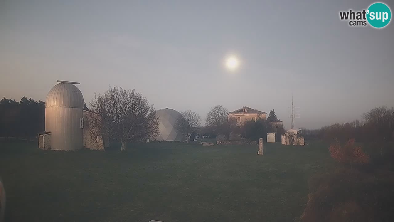 Cámara web en vivo del Observatorio de Višnjan: explora el cielo, los asteroides, cometas y meteoroides