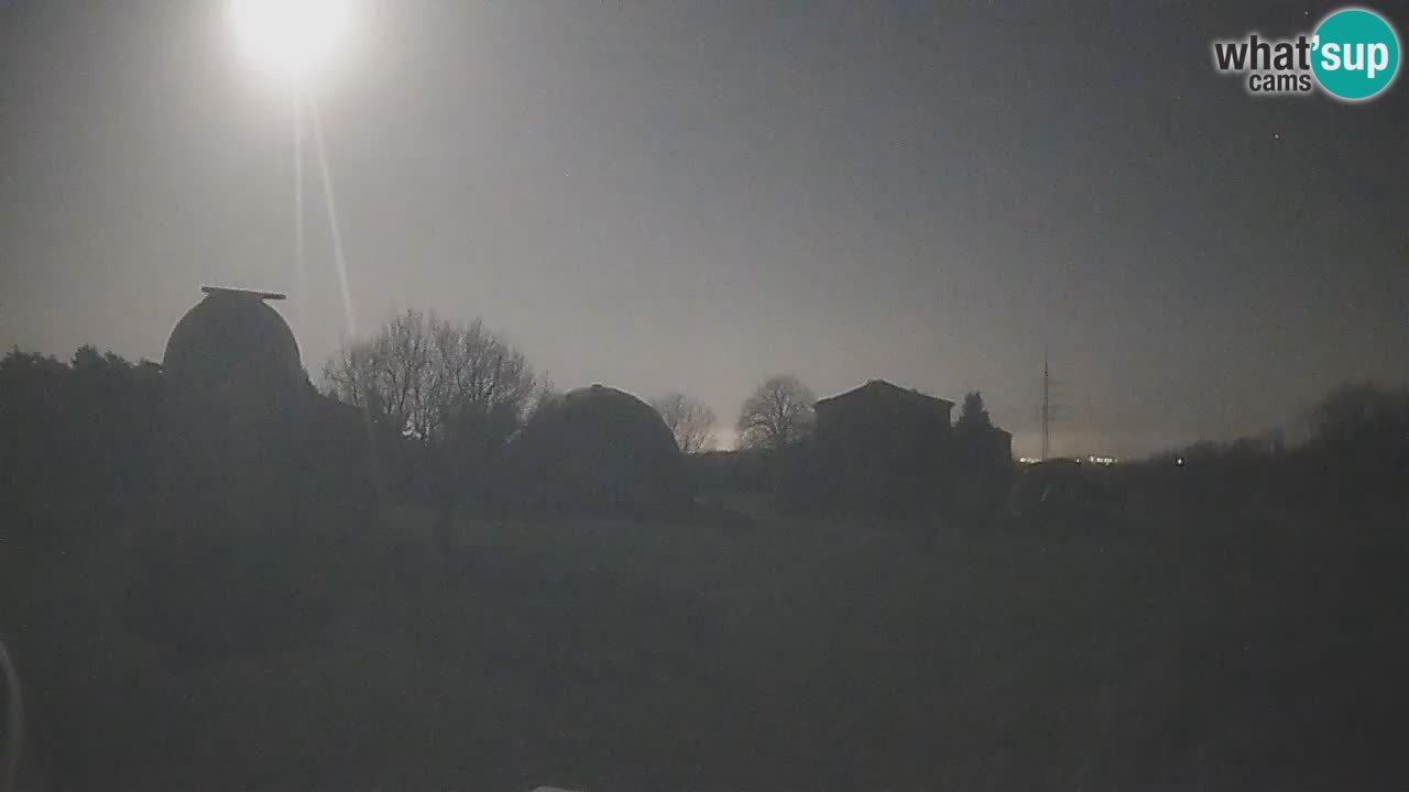 Webcam live dell’Osservatorio di  – Esplora il cielo, gli asteroidi, i comete e i meteoroidi.