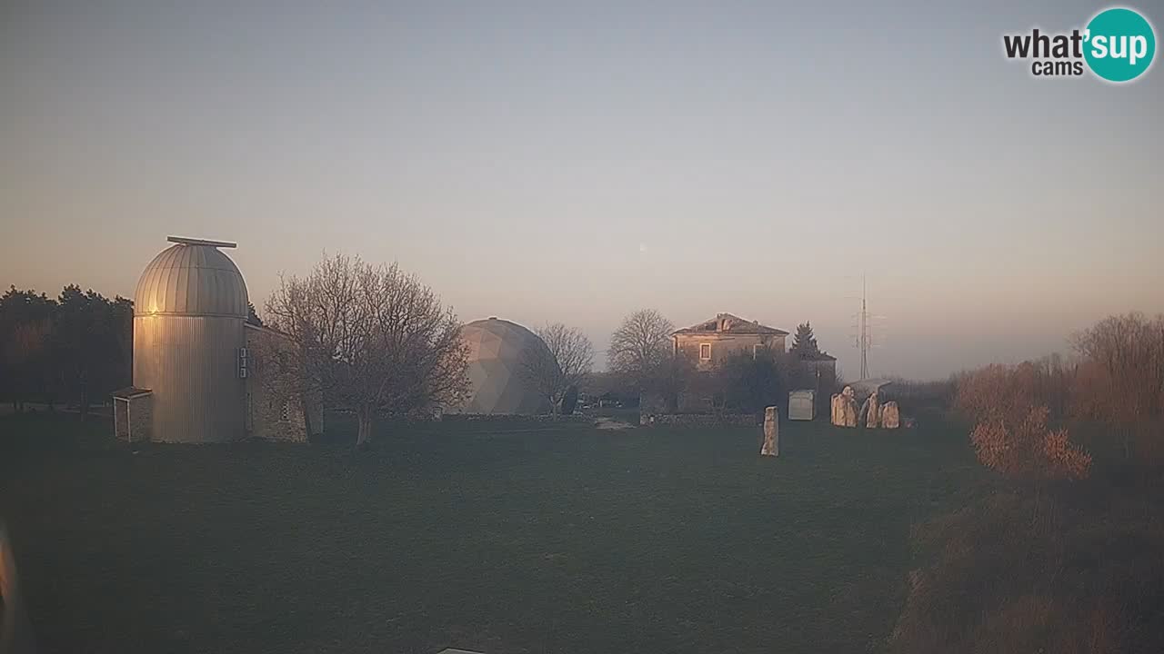 Webcam live dell’Osservatorio di  – Esplora il cielo, gli asteroidi, i comete e i meteoroidi.