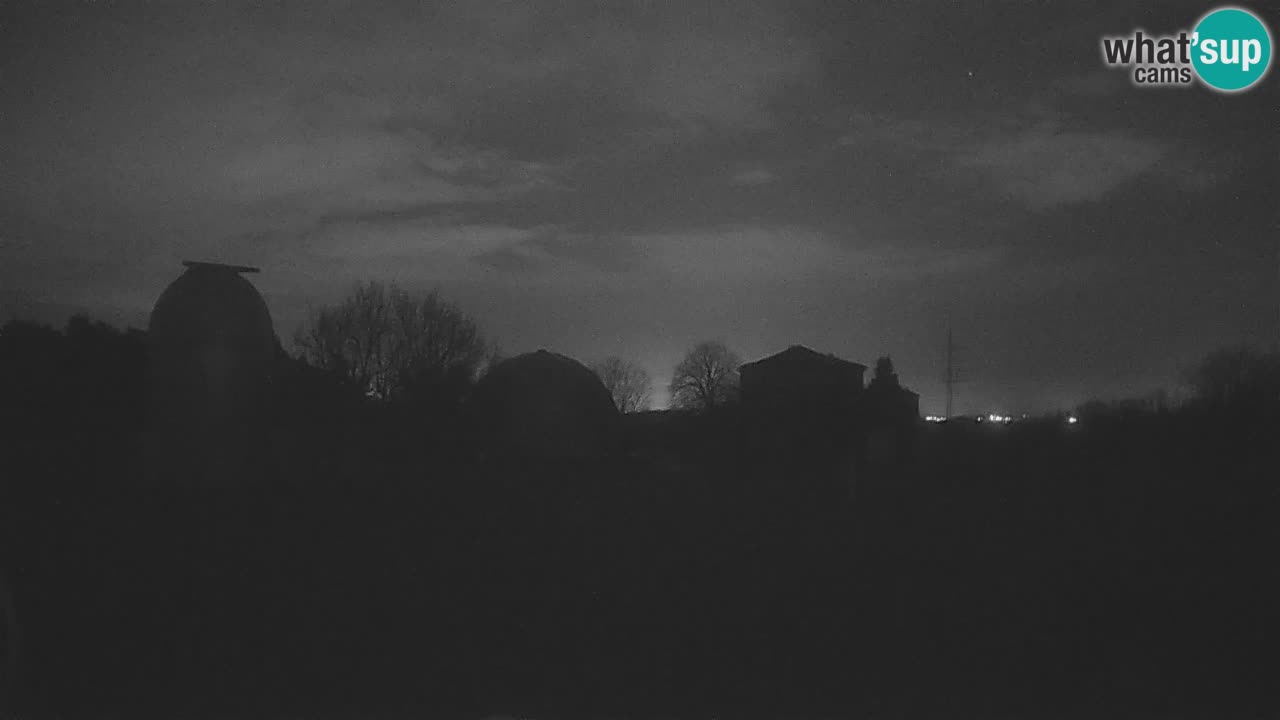 Webcam live dell’Osservatorio di  – Esplora il cielo, gli asteroidi, i comete e i meteoroidi.