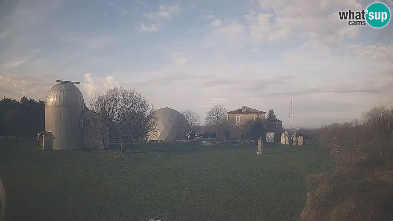 Webcam en direct de l&rsquo;Observatoire de Višnjan – Explorez le ciel, les astéroïdes, les comètes et les météoroïdes