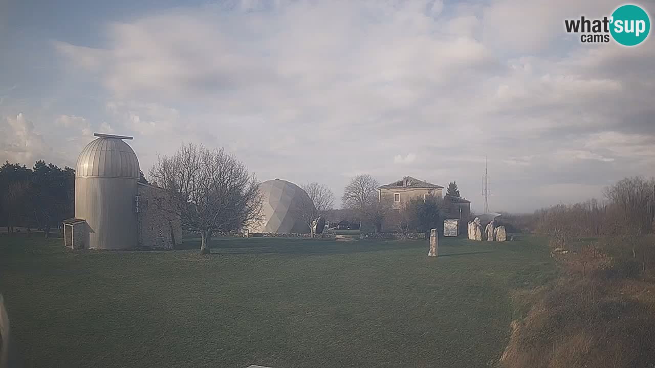 Webcam en direct de l&rsquo;Observatoire de Višnjan – Explorez le ciel, les astéroïdes, les comètes et les météoroïdes
