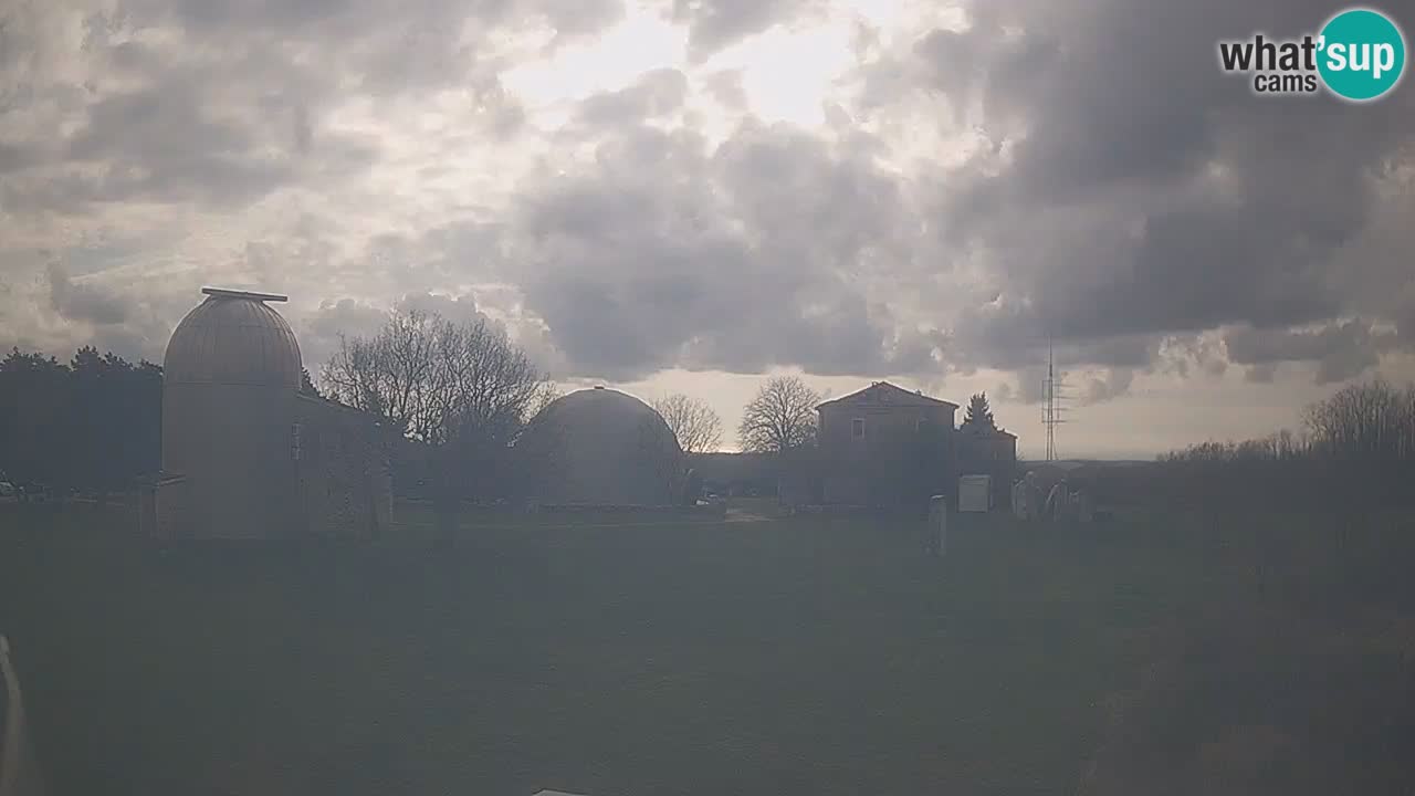 Webcam live dell’Osservatorio di  – Esplora il cielo, gli asteroidi, i comete e i meteoroidi.