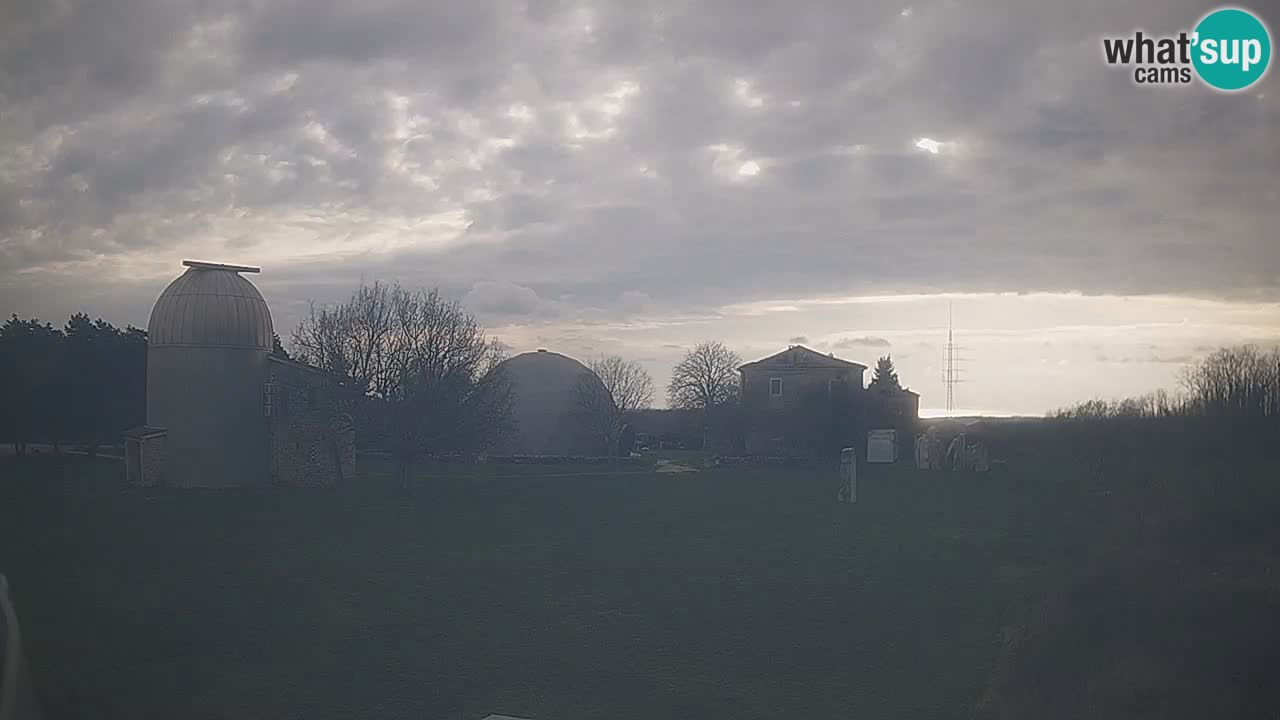 Webcam en direct de l&rsquo;Observatoire de Višnjan – Explorez le ciel, les astéroïdes, les comètes et les météoroïdes