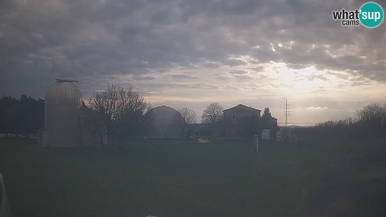 Webcam live dell’Osservatorio di  – Esplora il cielo, gli asteroidi, i comete e i meteoroidi.