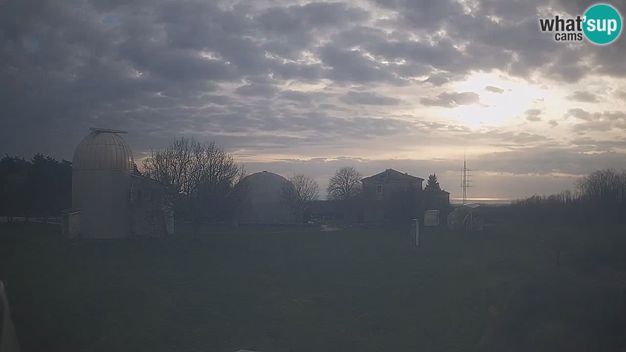 Webcam en direct de l&rsquo;Observatoire de Višnjan – Explorez le ciel, les astéroïdes, les comètes et les météoroïdes