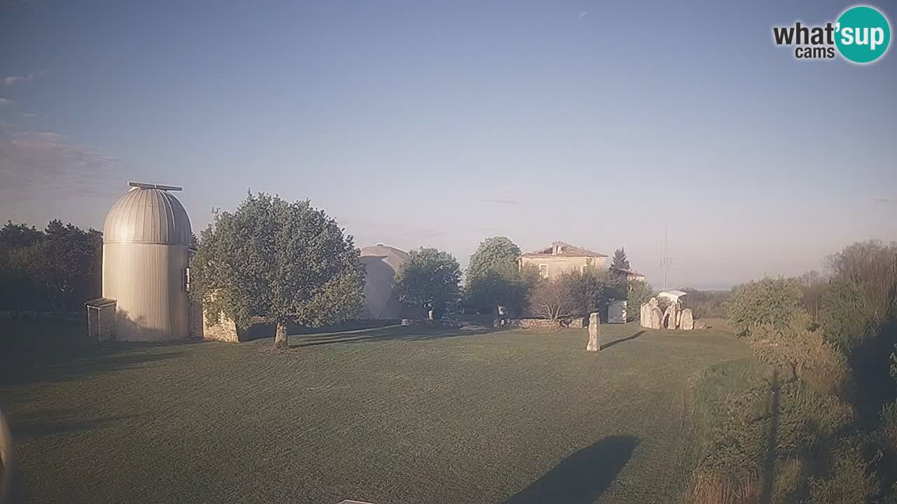 Webcam live dell’Osservatorio di  – Esplora il cielo, gli asteroidi, i comete e i meteoroidi.