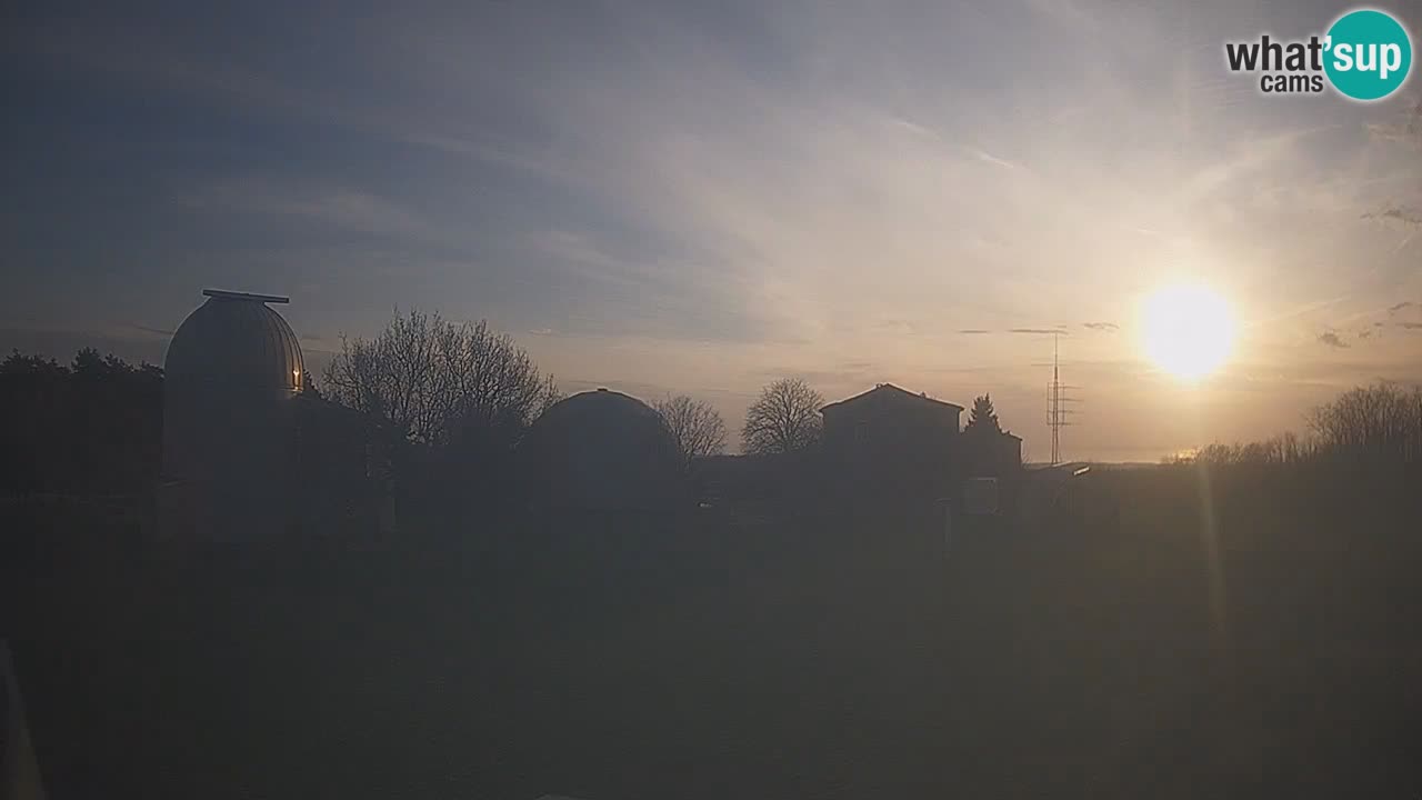 Webcam live dell’Osservatorio di – Esplora il cielo, gli asteroidi, i comete e i meteoroidi.