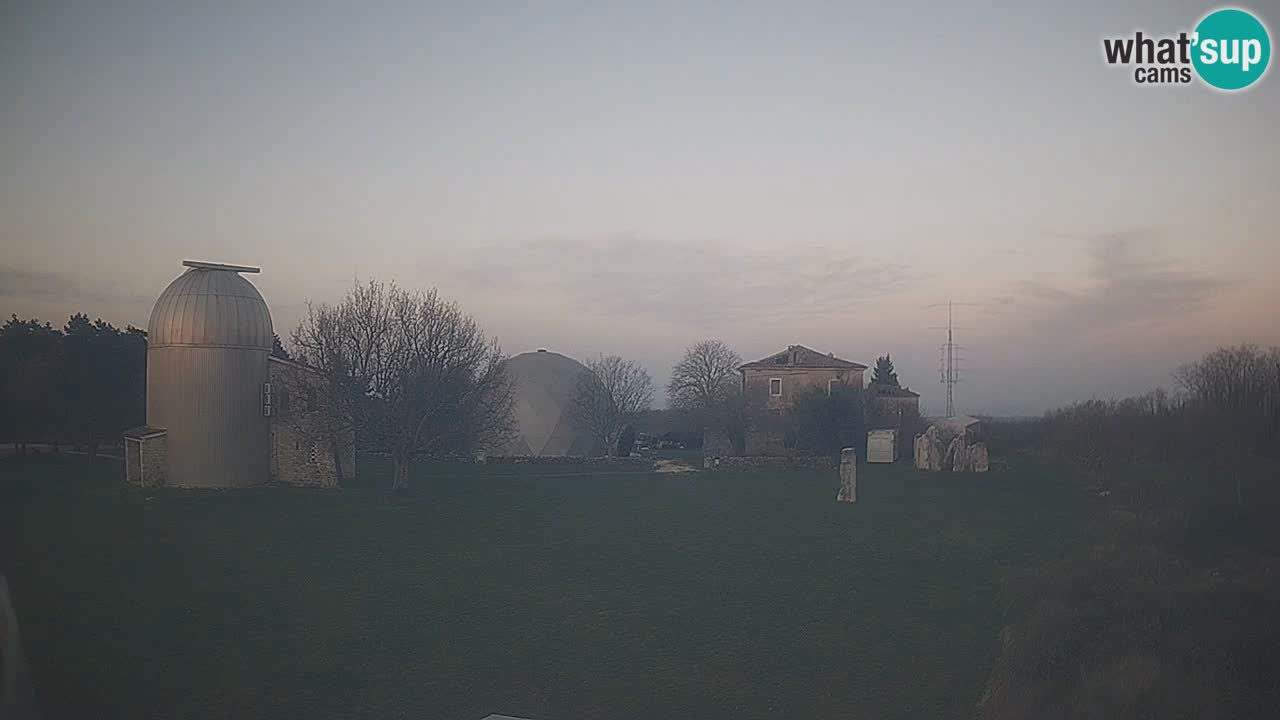 Webcam live dell’Osservatorio di  – Esplora il cielo, gli asteroidi, i comete e i meteoroidi.