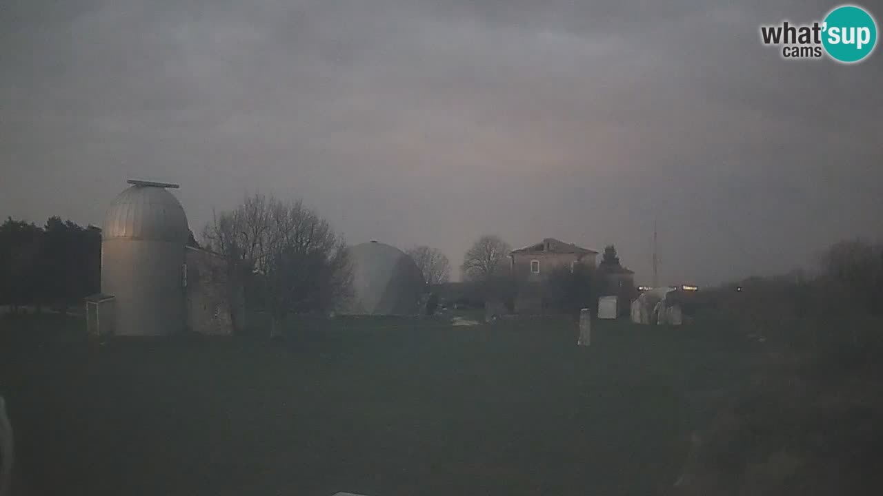 Webcam live dell’Osservatorio di  – Esplora il cielo, gli asteroidi, i comete e i meteoroidi.