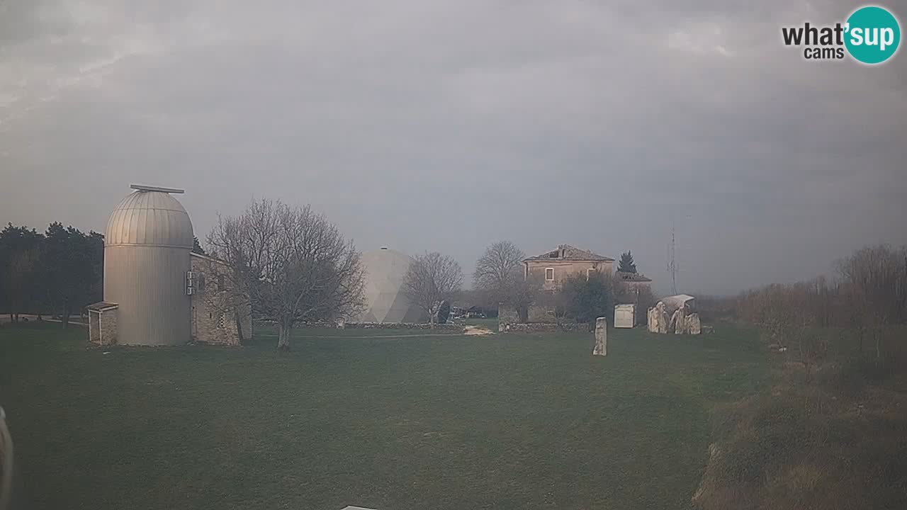 Webcam live dell’Osservatorio di  – Esplora il cielo, gli asteroidi, i comete e i meteoroidi.