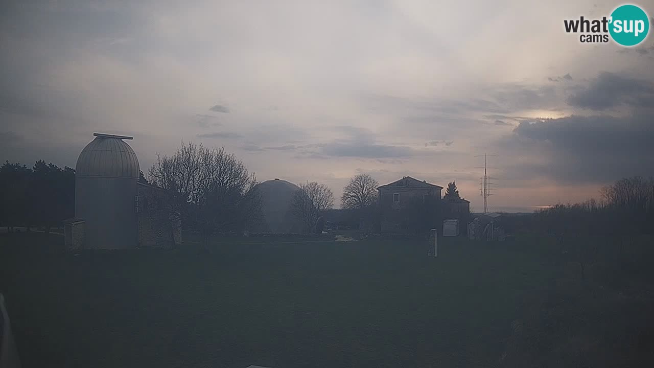 Webcam live dell’Osservatorio di  – Esplora il cielo, gli asteroidi, i comete e i meteoroidi.