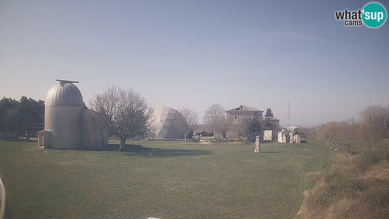 Webcam live dell’Osservatorio di  – Esplora il cielo, gli asteroidi, i comete e i meteoroidi.