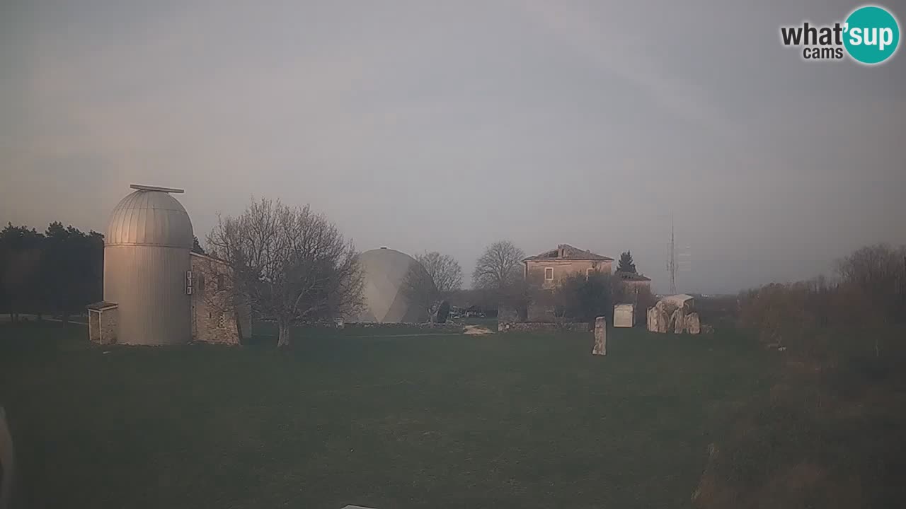 Webcam en direct de l’Observatoire de Višnjan – Explorez le ciel, les astéroïdes, les comètes et les météoroïdes