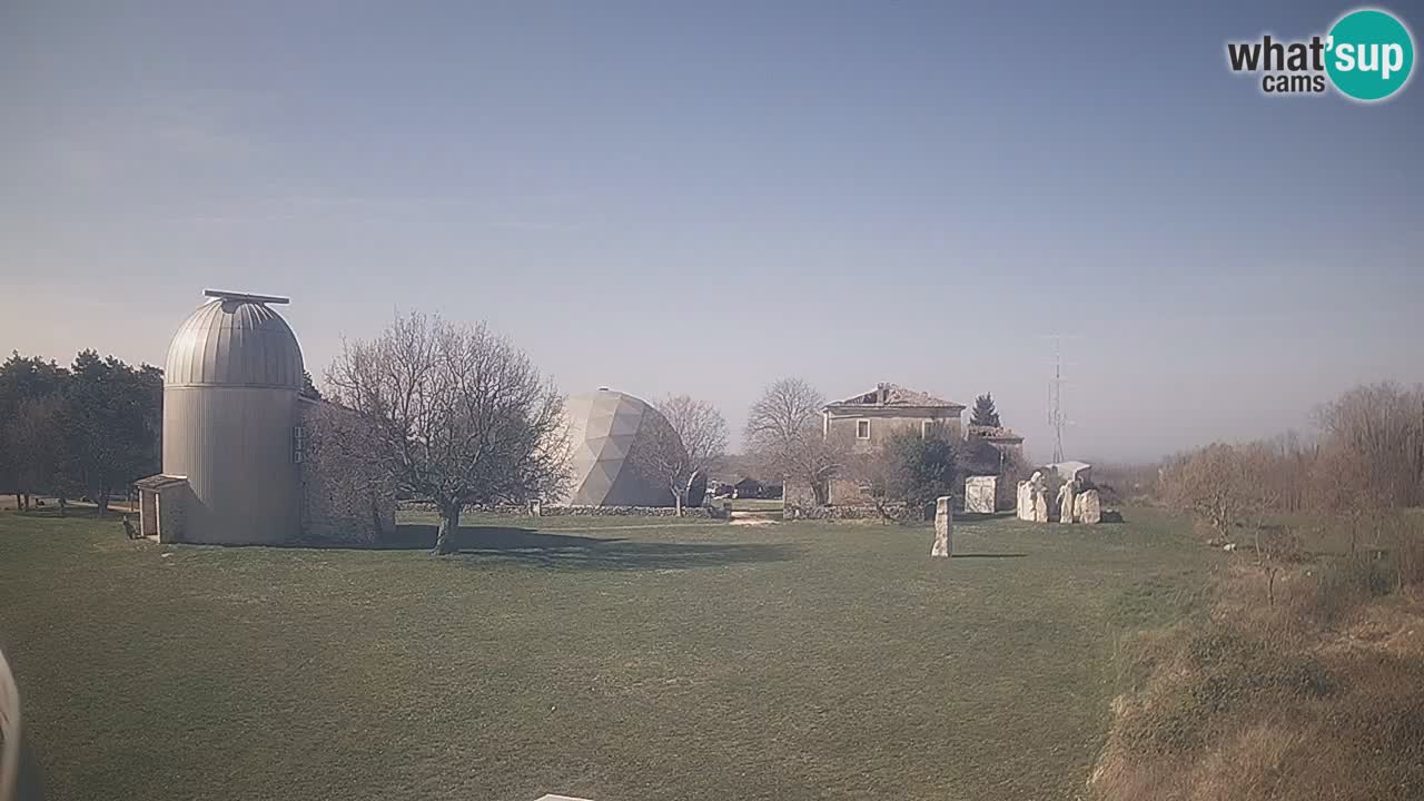 Webcam live dell’Osservatorio di  – Esplora il cielo, gli asteroidi, i comete e i meteoroidi.