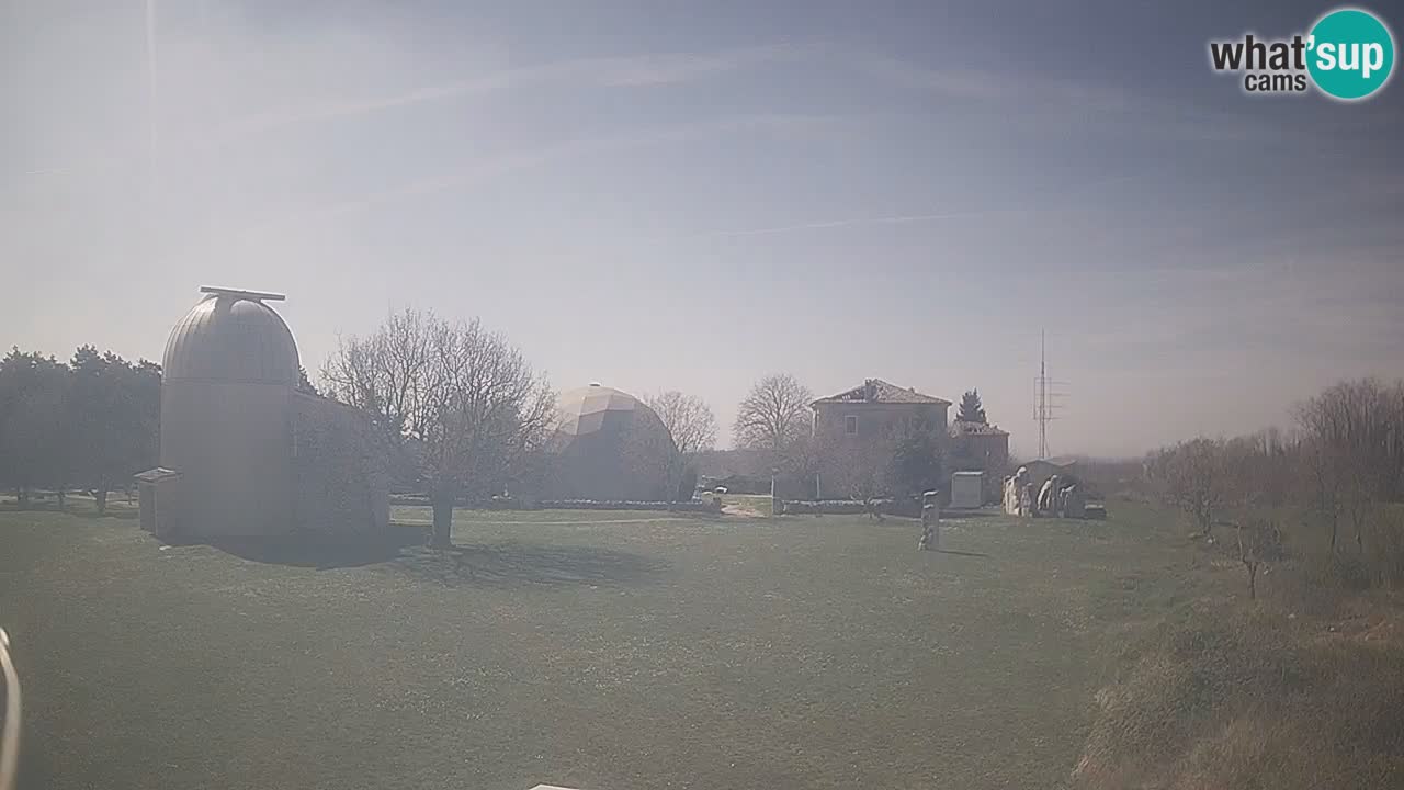 Webcam live dell’Osservatorio di  – Esplora il cielo, gli asteroidi, i comete e i meteoroidi.