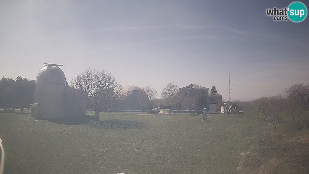 Webcam live dell’Osservatorio di  – Esplora il cielo, gli asteroidi, i comete e i meteoroidi.