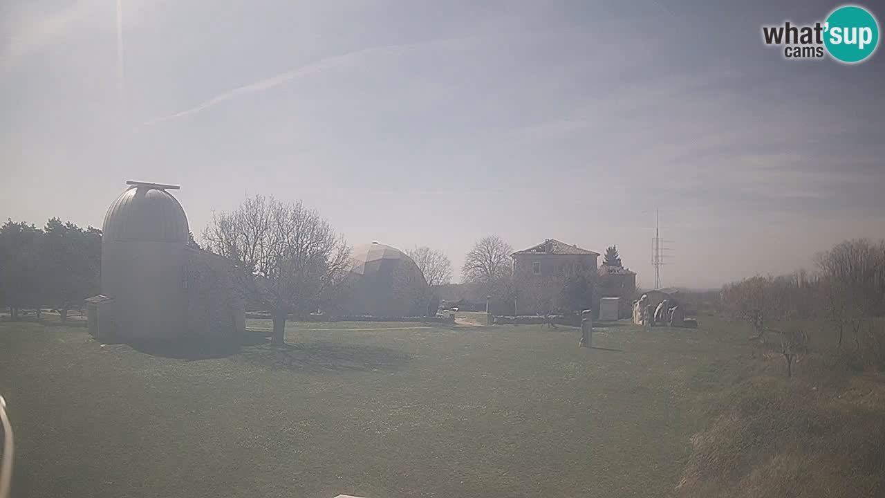 Webcam live dell’Osservatorio di  – Esplora il cielo, gli asteroidi, i comete e i meteoroidi.