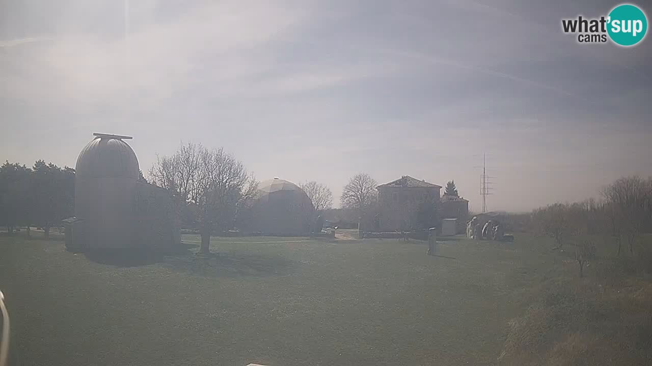 Webcam live dell’Osservatorio di  – Esplora il cielo, gli asteroidi, i comete e i meteoroidi.