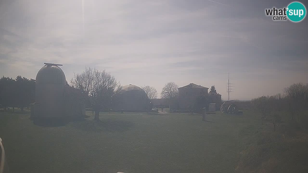 Webcam live dell’Osservatorio di  – Esplora il cielo, gli asteroidi, i comete e i meteoroidi.