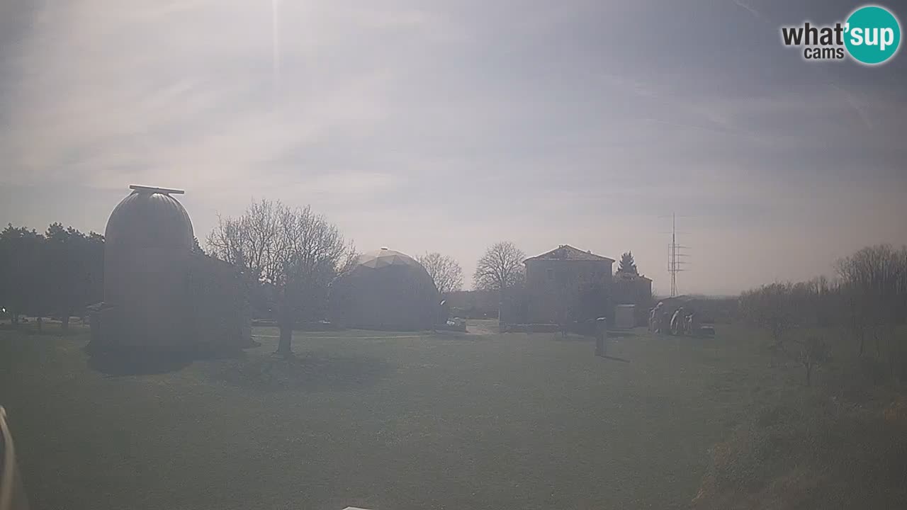 Webcam live dell’Osservatorio di  – Esplora il cielo, gli asteroidi, i comete e i meteoroidi.