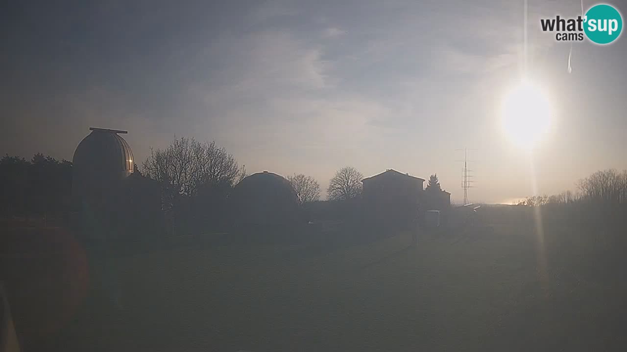 Webcam live dell’Osservatorio di – Esplora il cielo, gli asteroidi, i comete e i meteoroidi.