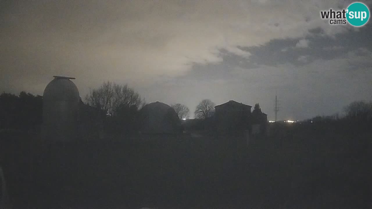 Webcam live dell’Osservatorio di  – Esplora il cielo, gli asteroidi, i comete e i meteoroidi.