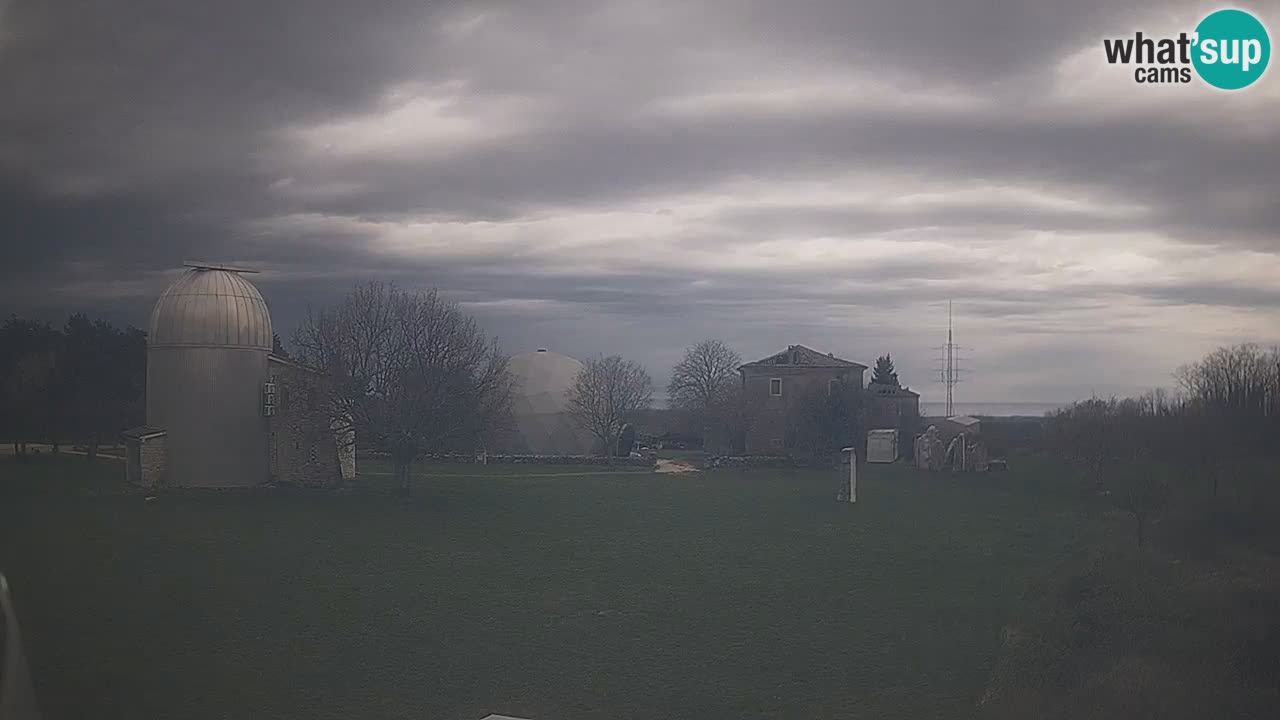 Webcam en direct de l’Observatoire de Višnjan – Explorez le ciel, les astéroïdes, les comètes et les météoroïdes